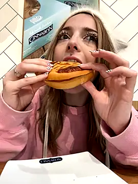 LoraaDoll live sex cam