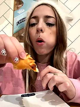 LoraaDoll live sex cam