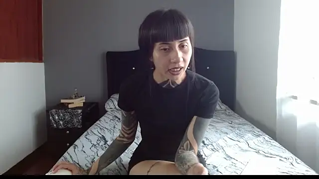 Emilia_1995 live sex cam