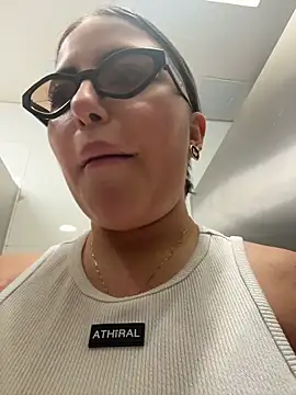 sukhakunis1 live sex cam