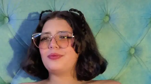 Paola_Lyon_ live sex cam