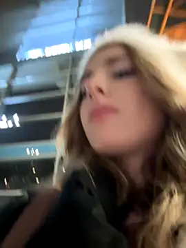 LoraaDoll live sex cam