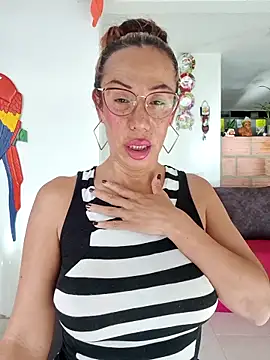 YOURSDEBORA live sex cam