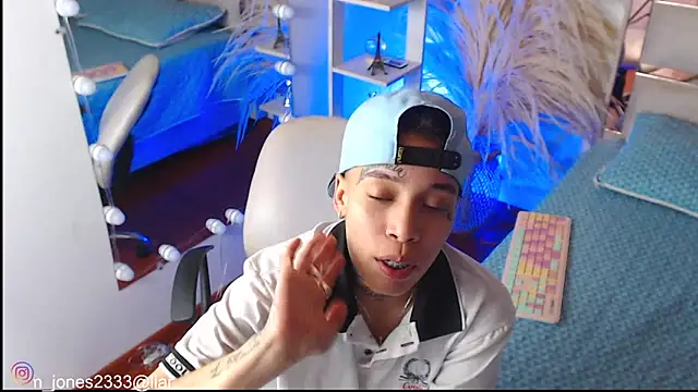 Jonesliam23 live sex cam