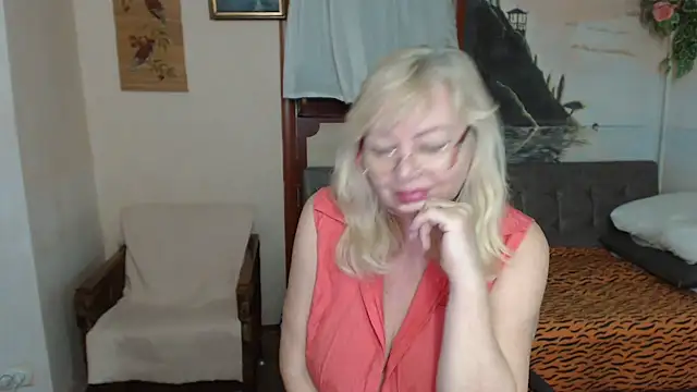 EvelynLoveShy live sex cam