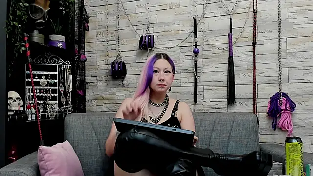 CruelMistress live sex cam