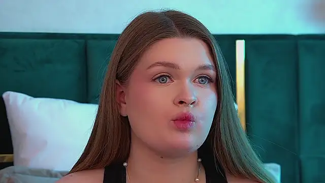 CrystalLyons live sex cam