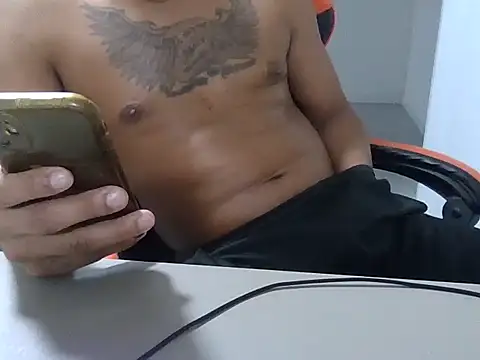 JUNINHOLEKEJR live sex cam