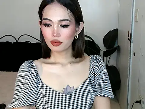 Ursassyblythe live sex cam