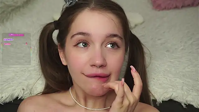 AmiLewis live sex cam