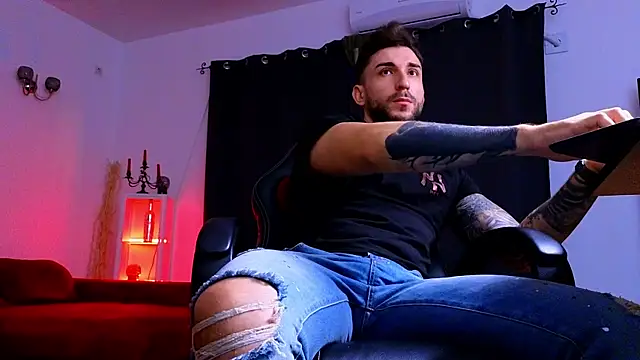 MightyAaron66 live sex cam