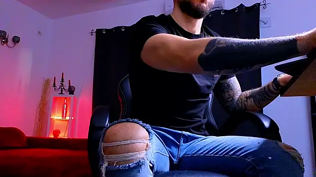 MightyAaron66 live sex cam