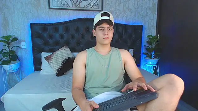 MaxxiCruzz live sex cam