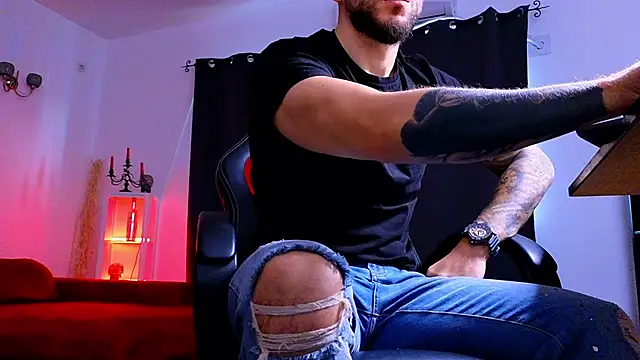 MightyAaron66 live sex cam