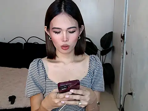 Ursassyblythe live sex cam