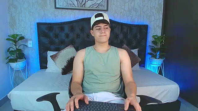 MaxxiCruzz live sex cam