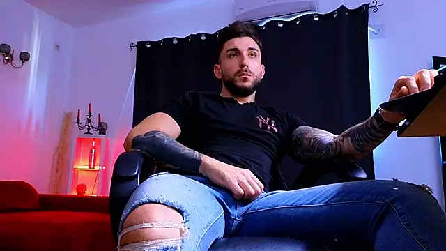 MightyAaron66 live sex cam