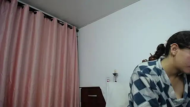 Sarabubbie live sex cam