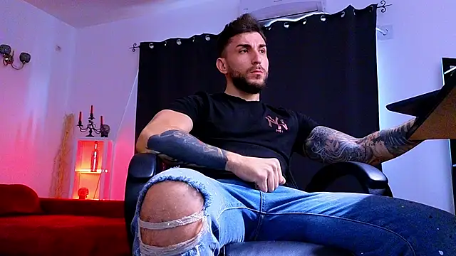 MightyAaron66 live sex cam