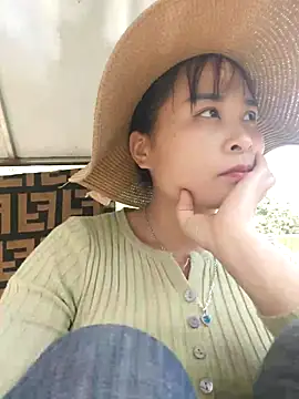 Squirrel-Pear live sex cam