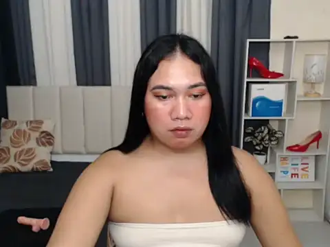 TsUncutKaren live sex cam