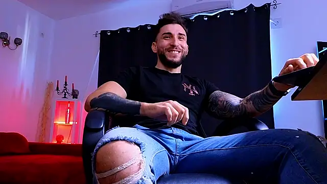 MightyAaron66 live sex cam