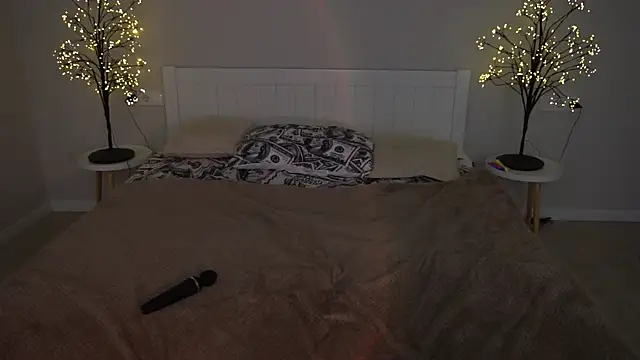 NikkiGoldSide live sex cam