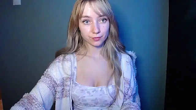 LuciaYoung live sex cam