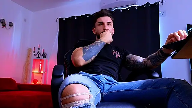 MightyAaron66 live sex cam