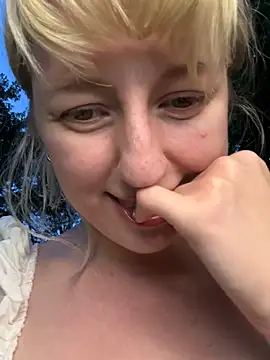 RonnieKiss live sex cam