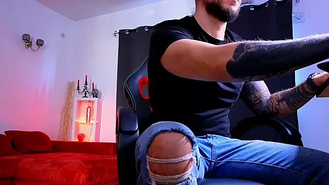 MightyAaron66 live sex cam