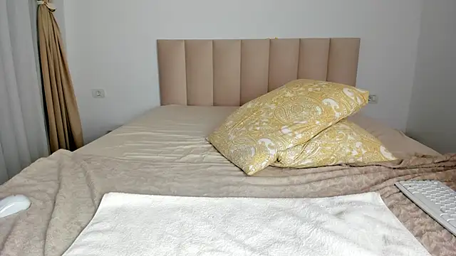 Saradiamond1 live sex cam