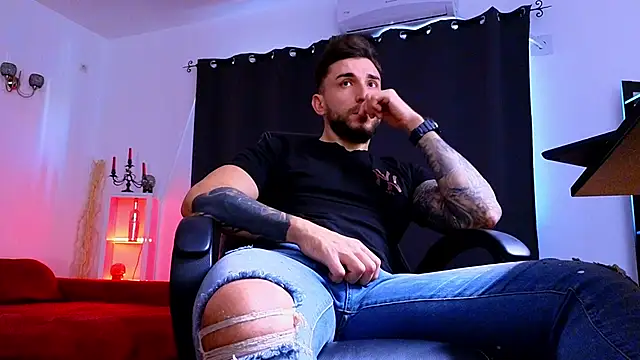 MightyAaron66 live sex cam