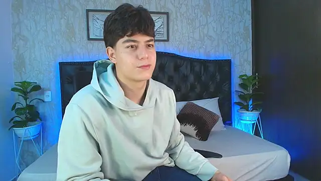 MaxxiCruzz live sex cam