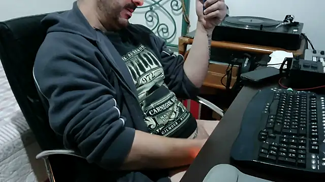 Italian_dark_desire live sex cam