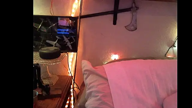 Pussyeat2please live sex cam