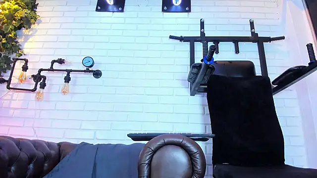 ItaloMoore live sex cam