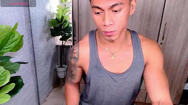 PinooyMilker live sex cam