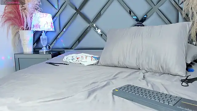 Milan_LewisS live sex cam