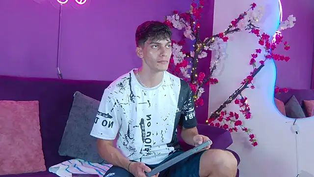 AlessioVitale live sex cam