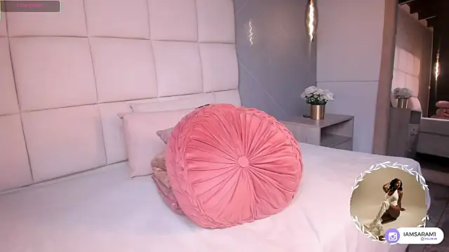 SaraMonroe1 live sex cam