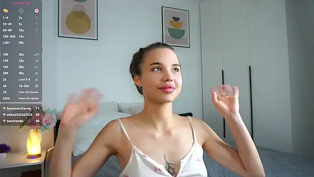 JunieTrippett live sex cam