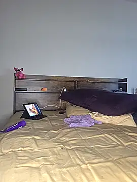 Naughtyhands242 live sex cam