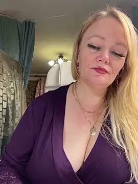 Sweet-blonde live sex cam