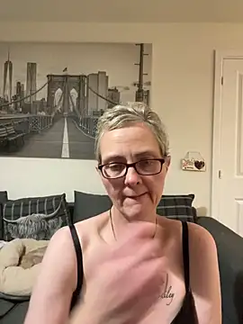 Curvy-Jinx live sex cam