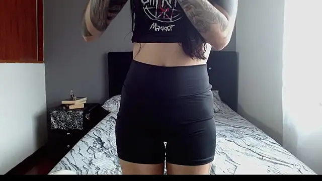 Emilia_1995 live sex cam