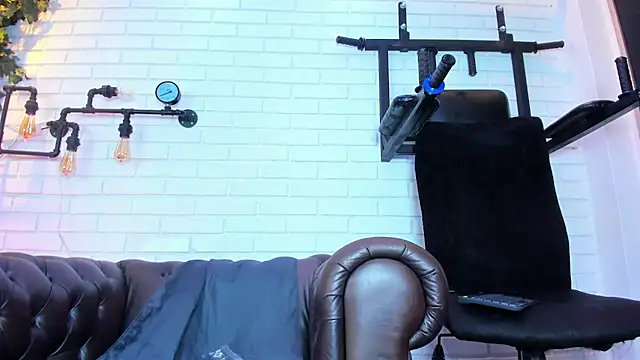 ItaloMoore live sex cam