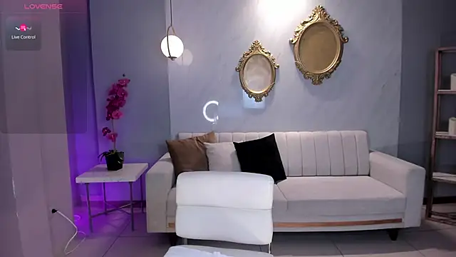 NiaHolland live sex cam