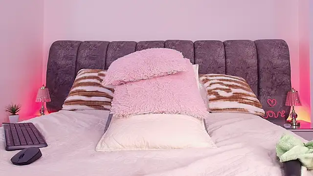 naia_blessed live sex cam