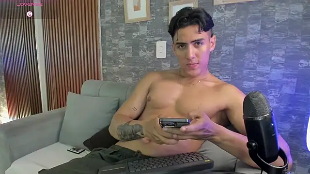 Taylercross live sex cam